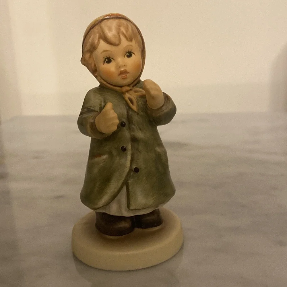Hummel Club Membership Figurine - Keeping Time - Mint in Box 4
